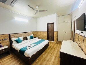 Deluxe Double Room, City View - Roomshala Poonam Villa - Fortis Hospital (New Delhi)