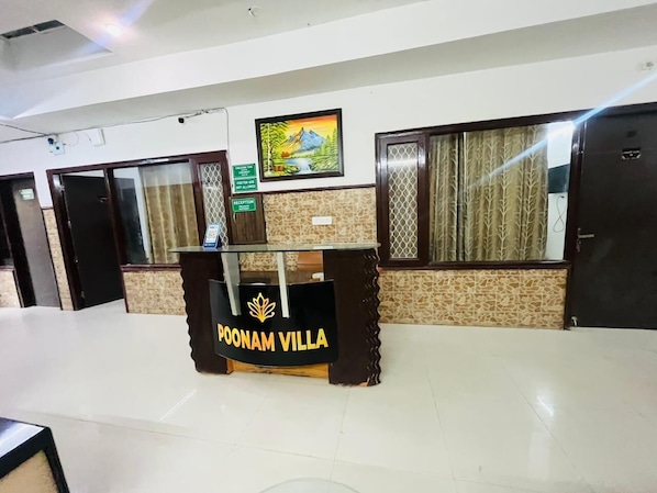 Deluxe Double Room, City View | Lobby - Roomshala Poonam Villa - Fortis Hospital (New Delhi)