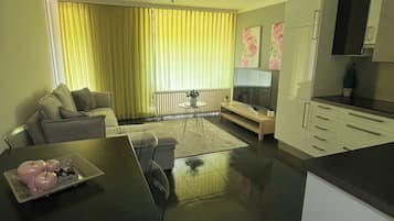 Smart-TV, DVD-spiller og bøker