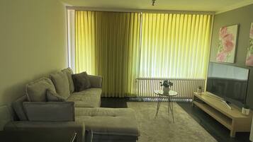 Smart-tv, een dvd-speler en boeken