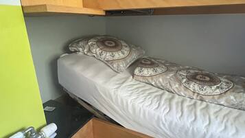 1 slaapkamer, een strijkplank/strijkijzer, gratis wifi, beddengoed