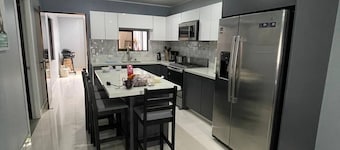 3 bed 2 bath 15 min from airport
