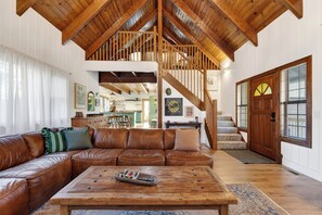Smart TV, fireplace, video games, table football - A-Frame Retreat + Fireplace + Game Loft + Deck | Near Lake | Bernina (Lake Arrowhead)