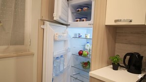 A refrigerator with shelves containing milk, yogurt, apples, and a bottle of water. - A due passi dagli Scavi con parcheggio gratuito e Wi-Fi (Pompei)