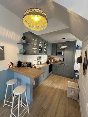 Private kitchen - Charming Cabourgeaise house in the center of town, 3 minutes from the beach (Cabourg)