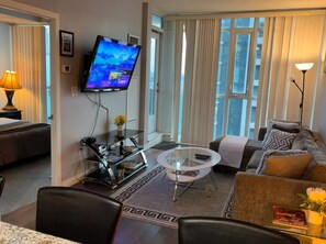 TV, fireplace - Spacious-Cozy 2Bed Condo in Square Ones Misissauga (Mississauga)