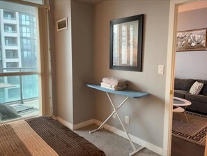 2 bedrooms, iron/ironing board, internet, bed sheets - Spacious-Cozy 2Bed Condo in Square Ones Misissauga (Mississauga)