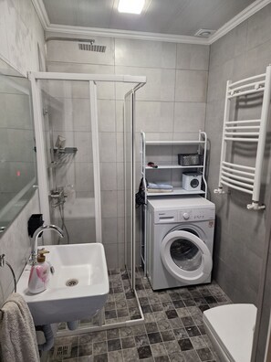 Dusche, Haartrockner, Handtücher, Seife