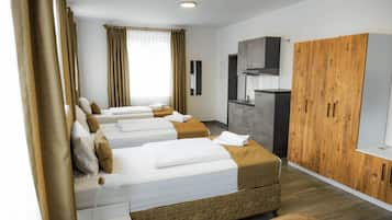 Comfort Triple Room | Desk, laptop workspace, blackout drapes, iron/ironing board