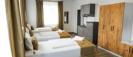 Comfort-Dreibettzimmer | Schreibtisch, laptopgeeigneter Arbeitsplatz, Verdunkelungsvorhänge
