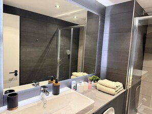Apartment, 2 Bedrooms, Accessible, Smoking | Bathroom - 2 Bedroom En-suite in City Center for Long Stays (Salford)