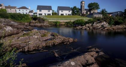 Large home to sleep 14 in the heart of Sneem Village