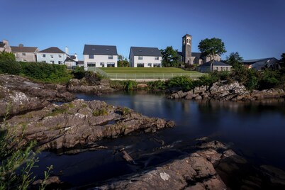 Large home to sleep 14 in the heart of Sneem Village