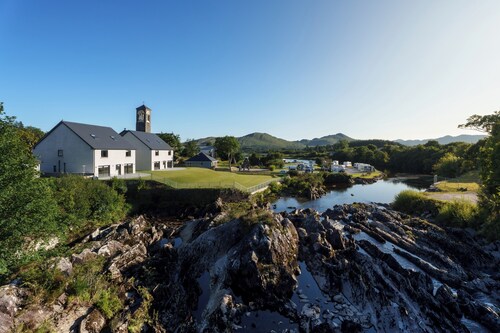 Large home to sleep 14 in the heart of Sneem Village