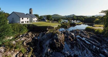 Large home to sleep 14 in the heart of Sneem Village