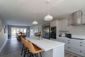 Private kitchen - Large home to sleep 14 in the heart of Sneem Village (Sneem)