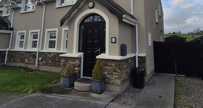Stylish spacious 3 bedroom townhouse just a short stroll from town