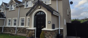 Stylish spacious 3 bedroom townhouse just a short stroll from town