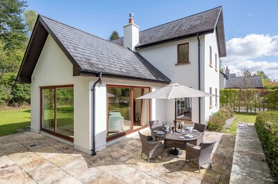 4 bedroom home with pool access. Sleeps 8
