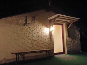 المنطقة المحيطة بالمنشأة