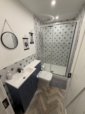 Douche, serviettes fournies, papier toilette