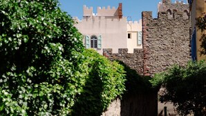 Un edifici històric amb un mur de pedra i una torre.
