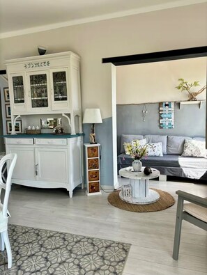 Ein modernes Wohnzimmer mit einer Couch, einem Couchtisch und einem Schrank.
