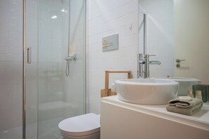Shower, hair dryer, towels - BALCONY PORTO VIEW - Charming apartment with balcony (Porto)