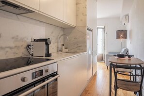 Kühlschrank, Ofen, Herdplatte, Geschirrspüler
