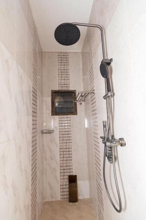 Familienbungalow | Badezimmer | Dusche, kostenlose Toilettenartikel, Hausschuhe, Seife