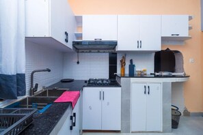 Family Bungalow | Private kitchen | Fridge, microwave, cookware/dishes/utensils - Dondoo's Paradise Kilifi (Kilifi)