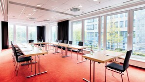 A conference room with a long table, chairs, and large windows. - Voco Dusseldorf Seestern An Ihg Hotel (Düsseldorf)