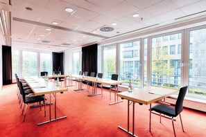 A conference room with a long table, chairs, and large windows. - Voco Dusseldorf Seestern An Ihg Hotel (Düsseldorf)