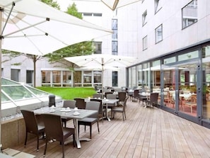 Outdoor dining - Mercure Dusseldorf Seestern (Düsseldorf)