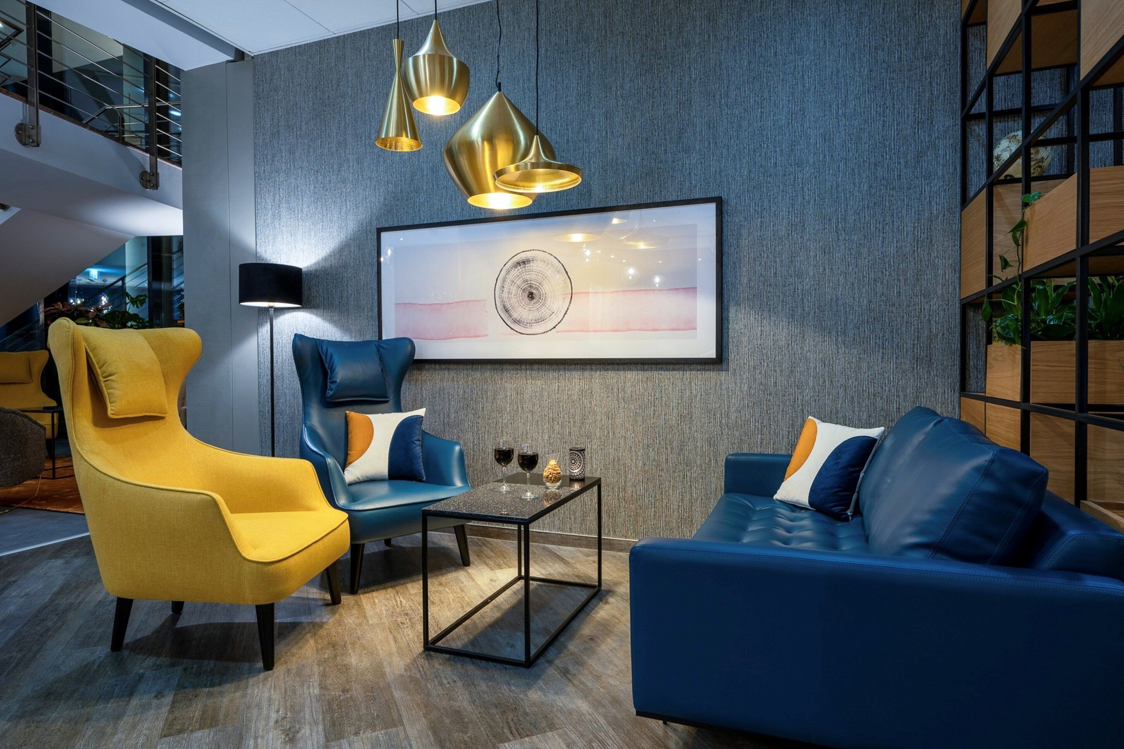 Een moderne zithoek met een bank, fauteuil en salontafel.