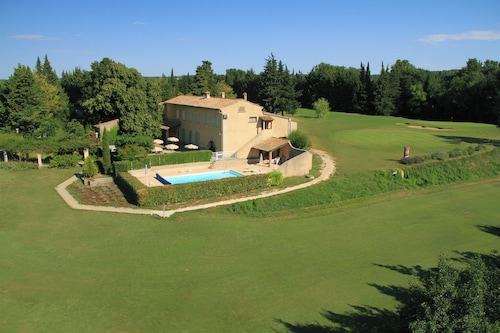 Gite du golf in a 30-hectare setting 5 minutes from place aux herbes