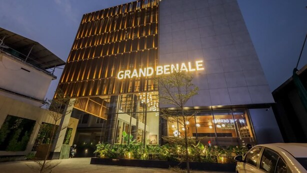 Un bâtiment moderne sur lequel on peut voir en évidence l’enseigne « GRAND BENALE ».