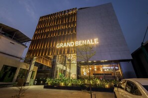 Un edificio moderno con el letrero 'GRAND BENALE' bien visible.
