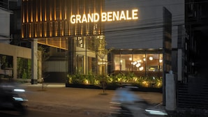 Un bâtiment moderne sur lequel on peut voir une grande enseigne indiquant « GRAND BENALE ».