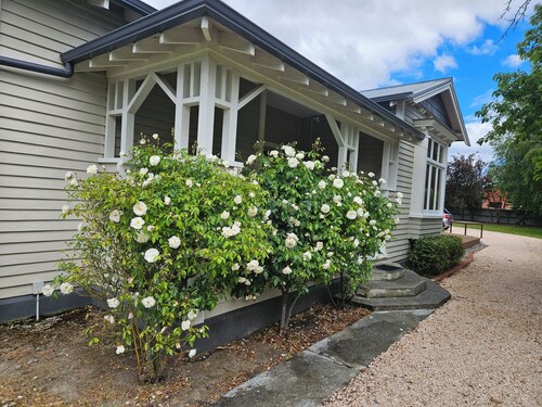 Spacious 3 bedroom period home. 2 living rooms.
Walking distance to town. 