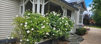 Spacious 3 bedroom period home. 2 living rooms.
Walking distance to town. 