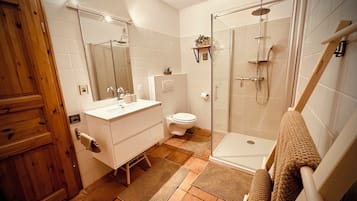 Douche, sĂšche-cheveux, serviettes fournies, savon
