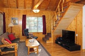 Living area - Yellowstone Elk Cabin+Sauna+AC+20miles to Yellowstone (Island Park)
