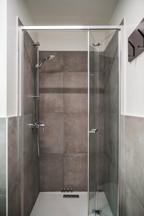 Douche, séchoir à cheveux, bidet, serviettes fournies