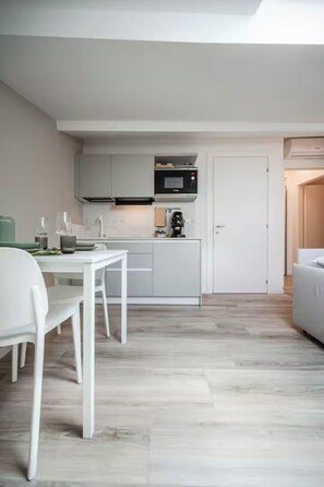 Private kitchen - Rome Square Loft, centrality and convenience. (Modena)