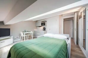 Room - Rome Square Loft, centrality and convenience. (Modena)