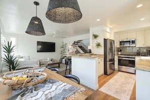Frigorífico, microondas, horno y placa de cocina