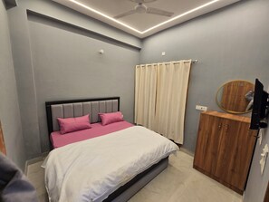 办公桌、隔音、熨斗/熨板、免费 WiFi