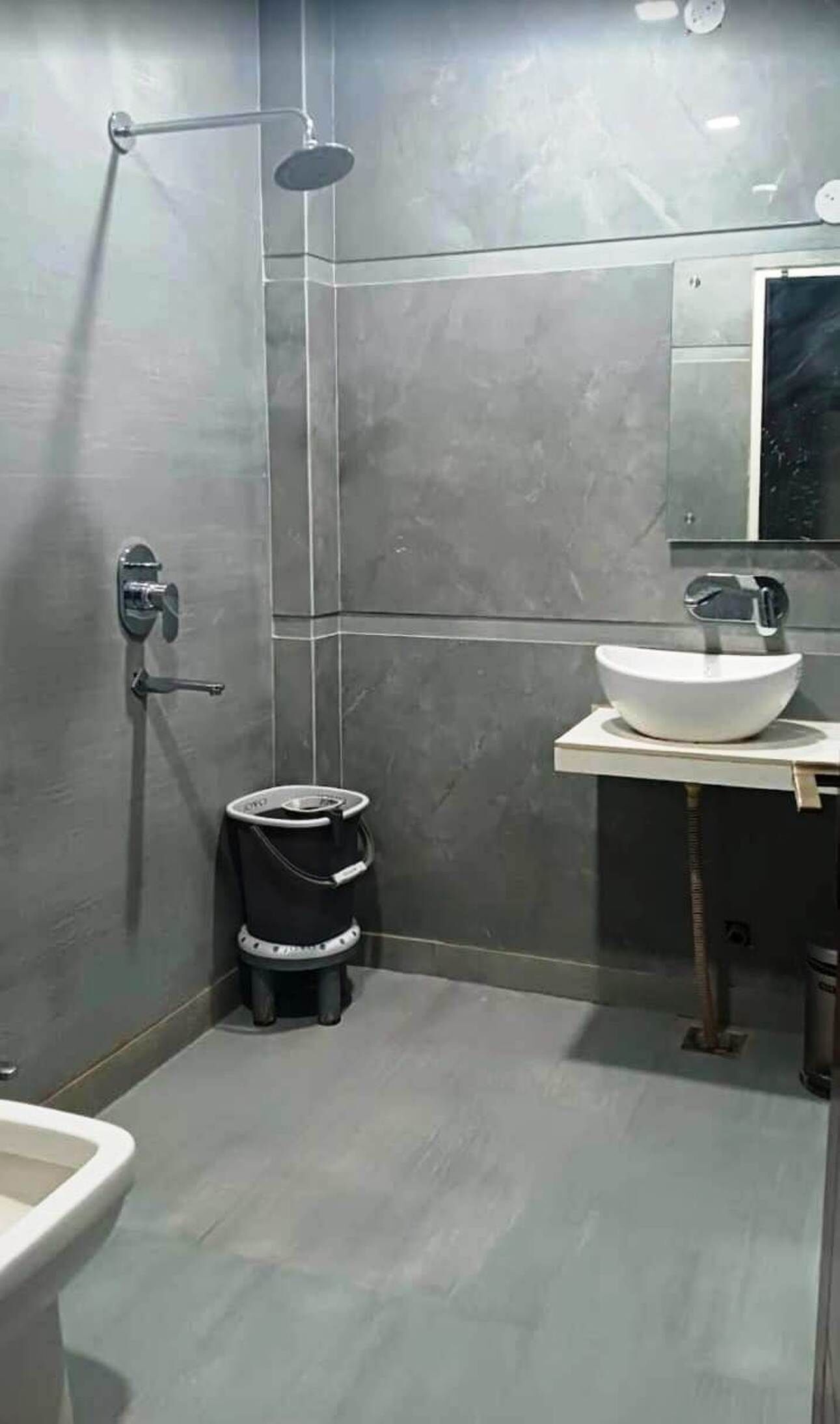 Moderni kylpyhuone, jossa on suihku, wc ja pesuallas.