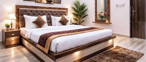 Habitación doble Deluxe, vista a la ciudad | Escritorio, insonorización, tabla de planchar con plancha y wifi gratis